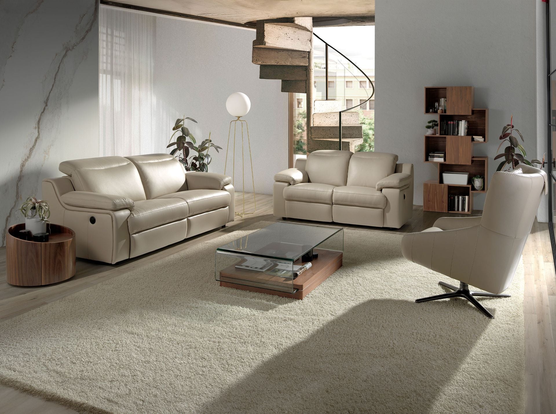 Poltrona girevole in pelle grigio taupe