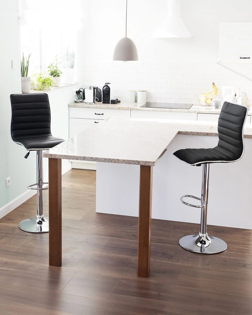 Set di 2 Sedie da Bar Sedile in Tessuto Nero Struttura Argento Bancone Girevole Regolabile in Altezza