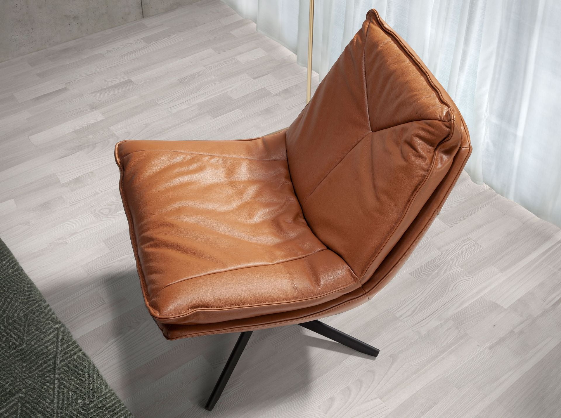 Poltrona girevole in pelle marrone