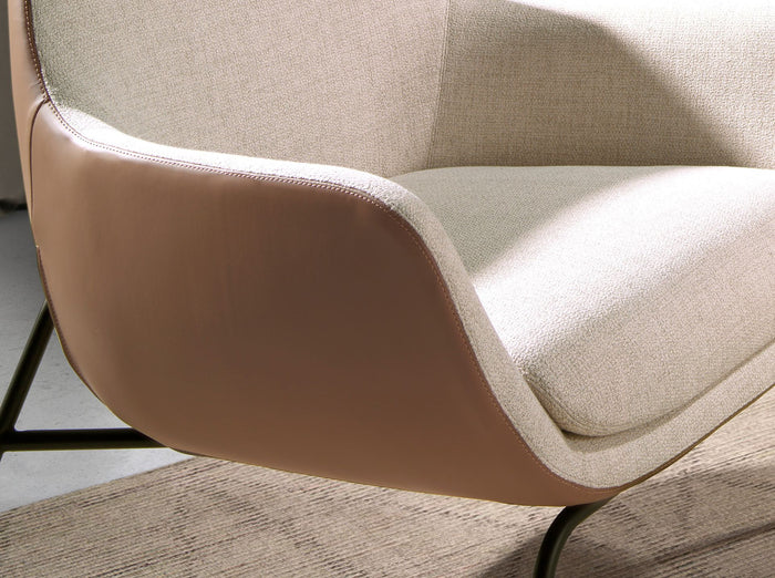 Poltrona in tessuto crema ed ecopelle marrone