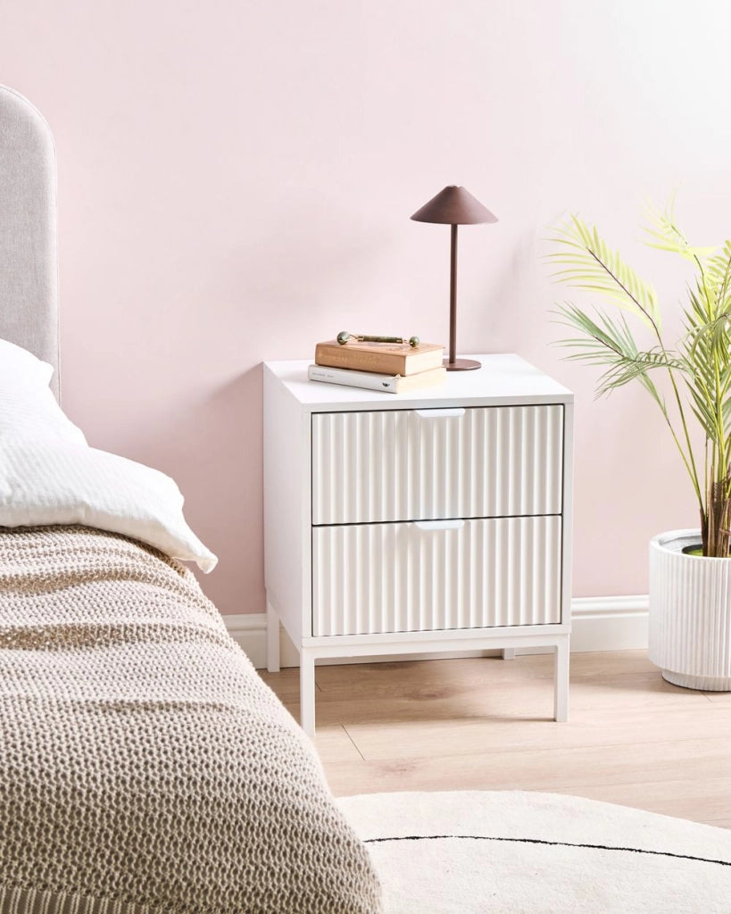 Comodino a 2 cassetti con design scanalato in legno MDF bianco