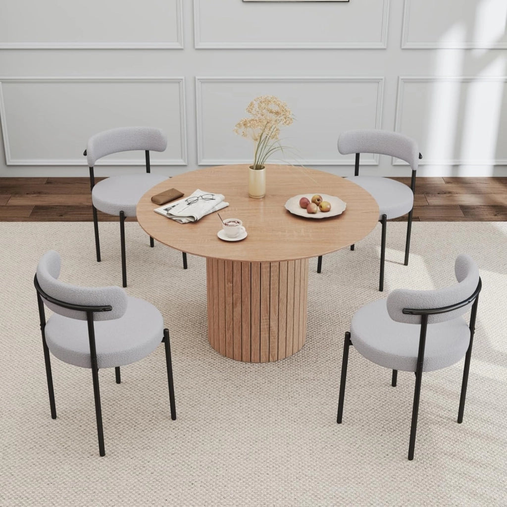 GrandCA HOME Set Tavolo e Sedie da Pranzo: Tavolo da Pranzo Rotondo in Legno da 120 cm + 4 Sedie, Per 4-6 Persone, Marrone Scuro + Grigio