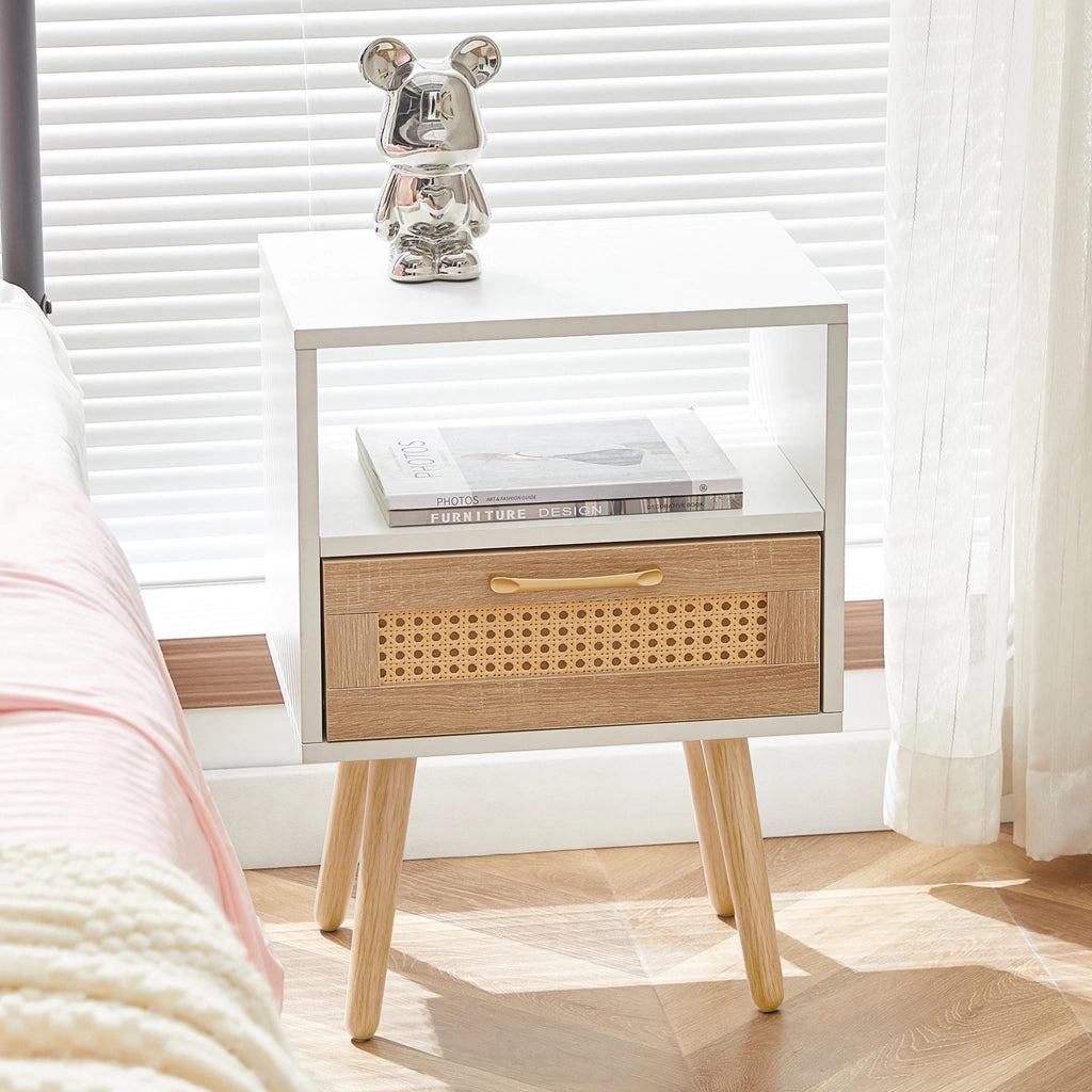 Comodino con 1 cassetto e gambe in legno massiccio, frontale in rattan, per camera da letto, bianco, 40 × 30 × 55 cm