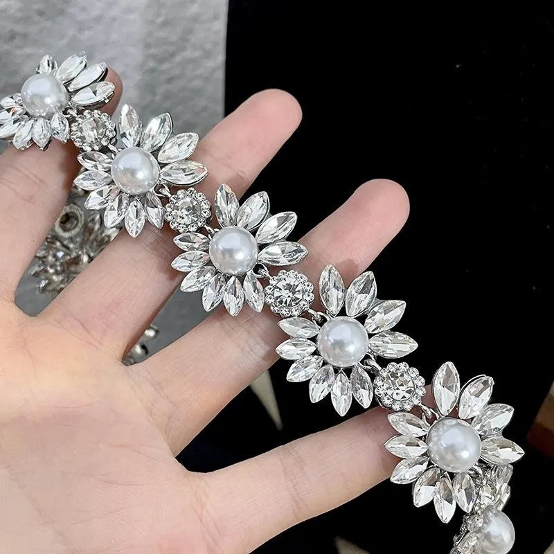 Collana da sera con fiore e zirconi, realizzata a mano, regalo di Natale o di compleanno.