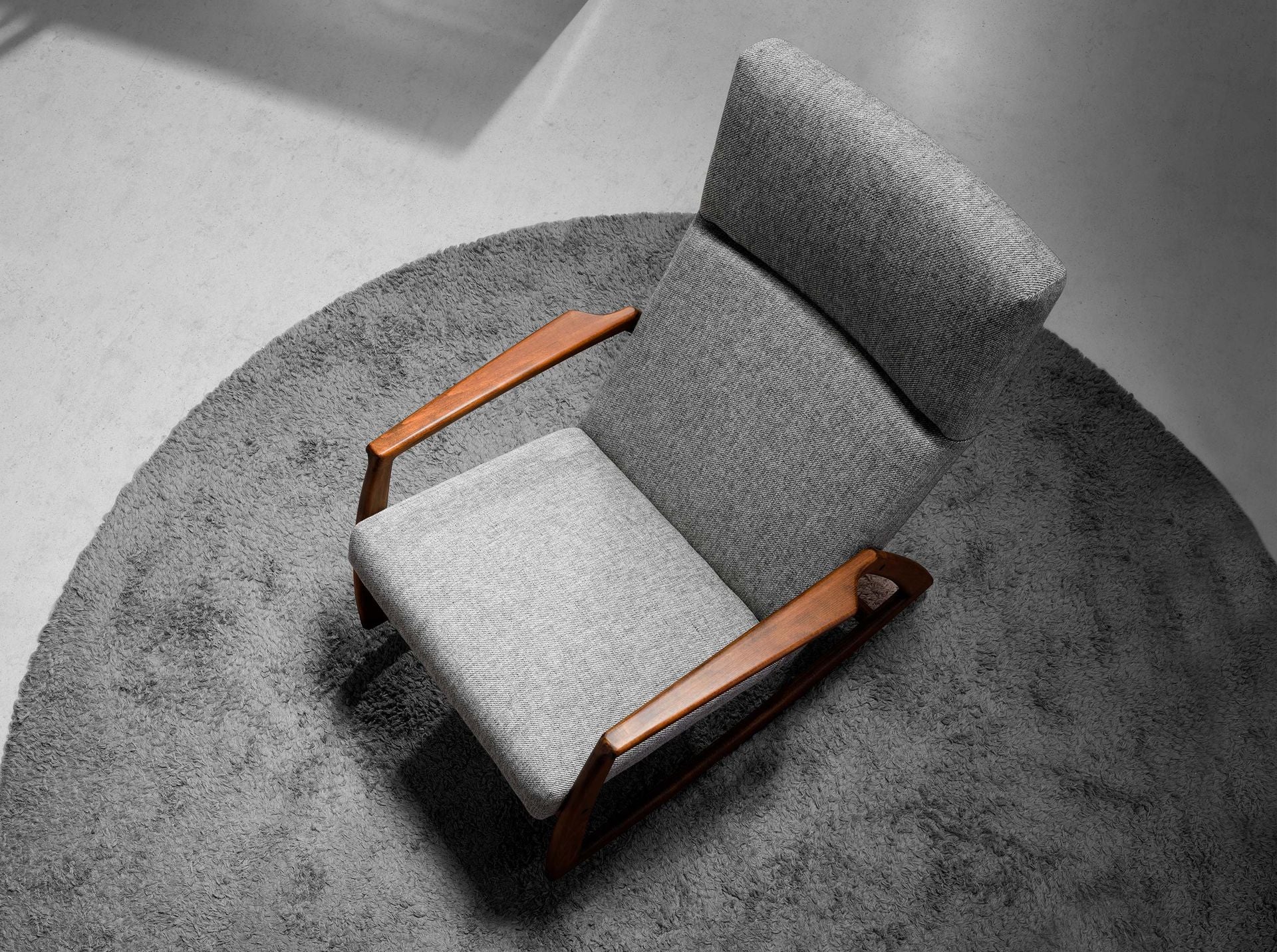 Sedia a dondolo in tessuto grigio