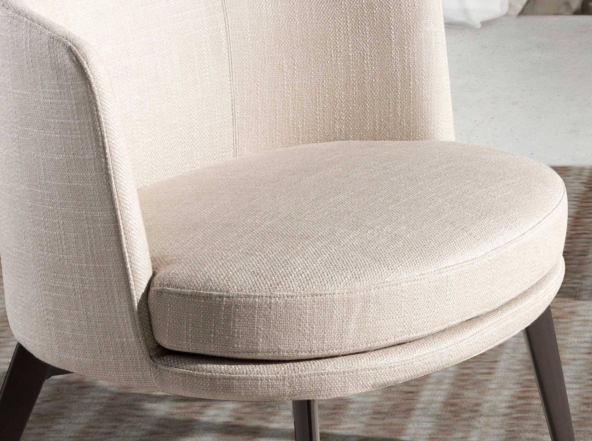 Poltrona in tessuto crema