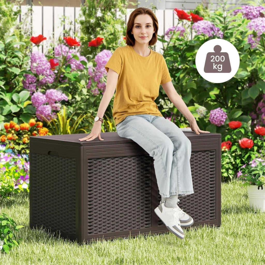 Baule da Esterno 380 L, Cassapanca Contenitore Impermeabile in Effetto Rattan con Coperchio Bloccabile e Ruote, Baule Salvaspazio per Mantenere Cuscini e Attrezzi (Marrone)