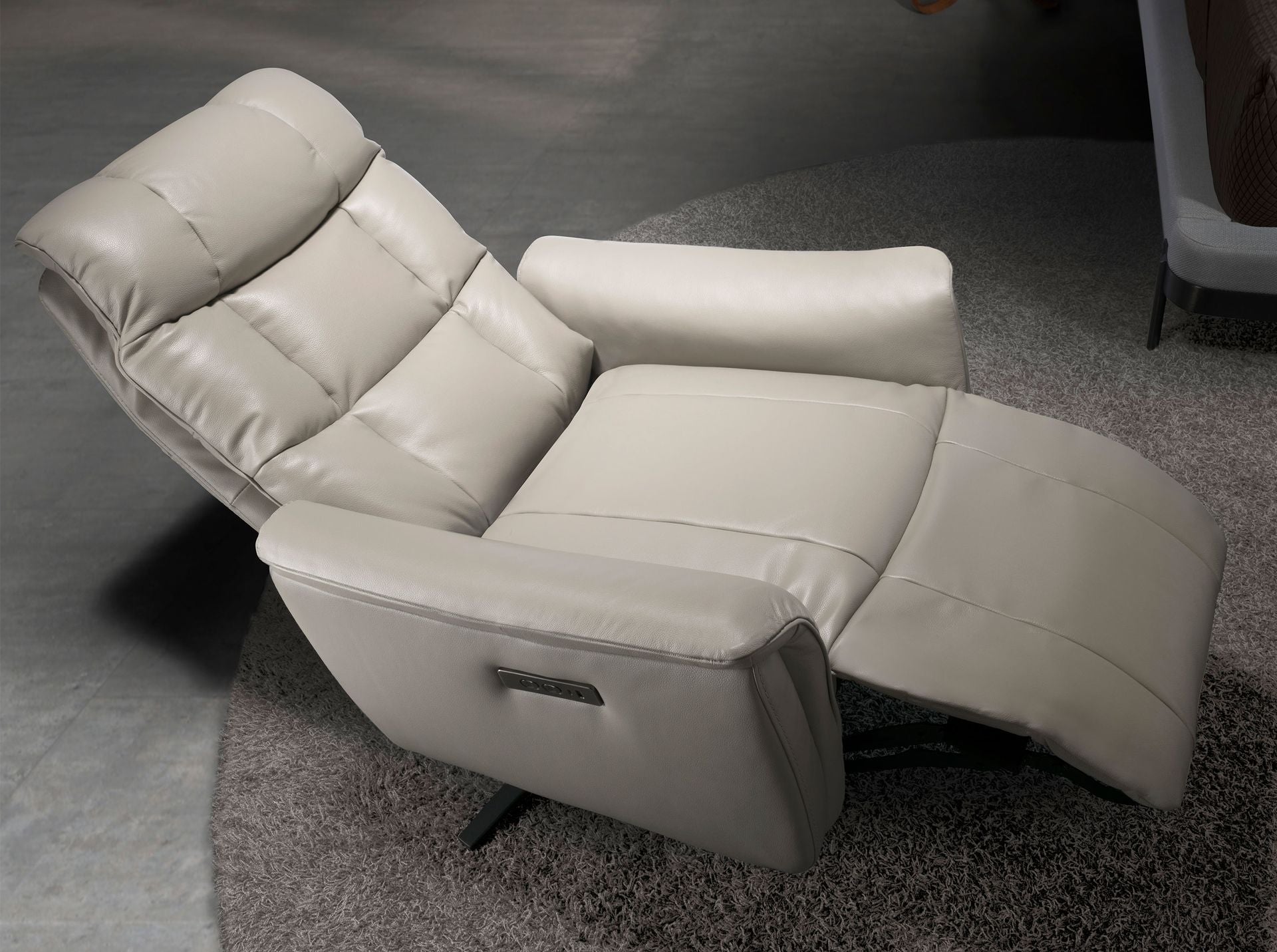 Poltrona girevole in pelle grigia