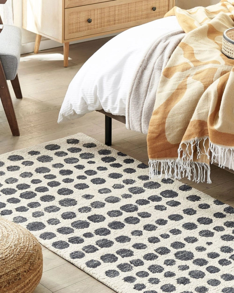 Tappeto moderno con motivo a macchie 80 x 150 cm colore beige e nero camera da letto salotto