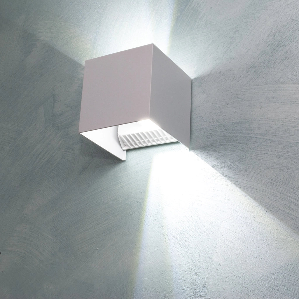 Applique cubo moderno esterni IP65 LED 22W doppio fascio parete 2000lm facciata casa albergo terrazzo 230V 6000K
