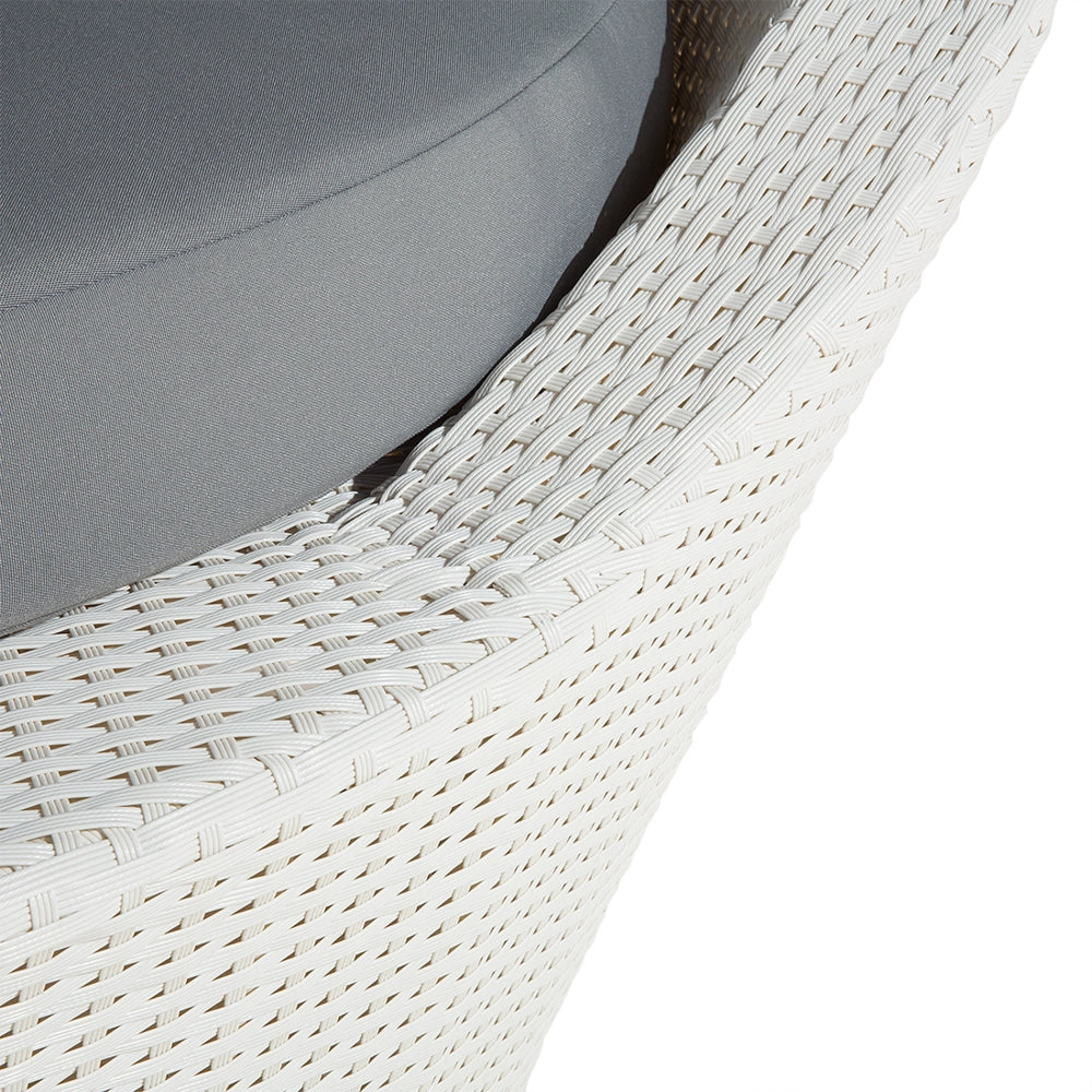 Lettino da giardino in finto rattan bianco e grigio con cuscini resistente agli agenti atmosferici