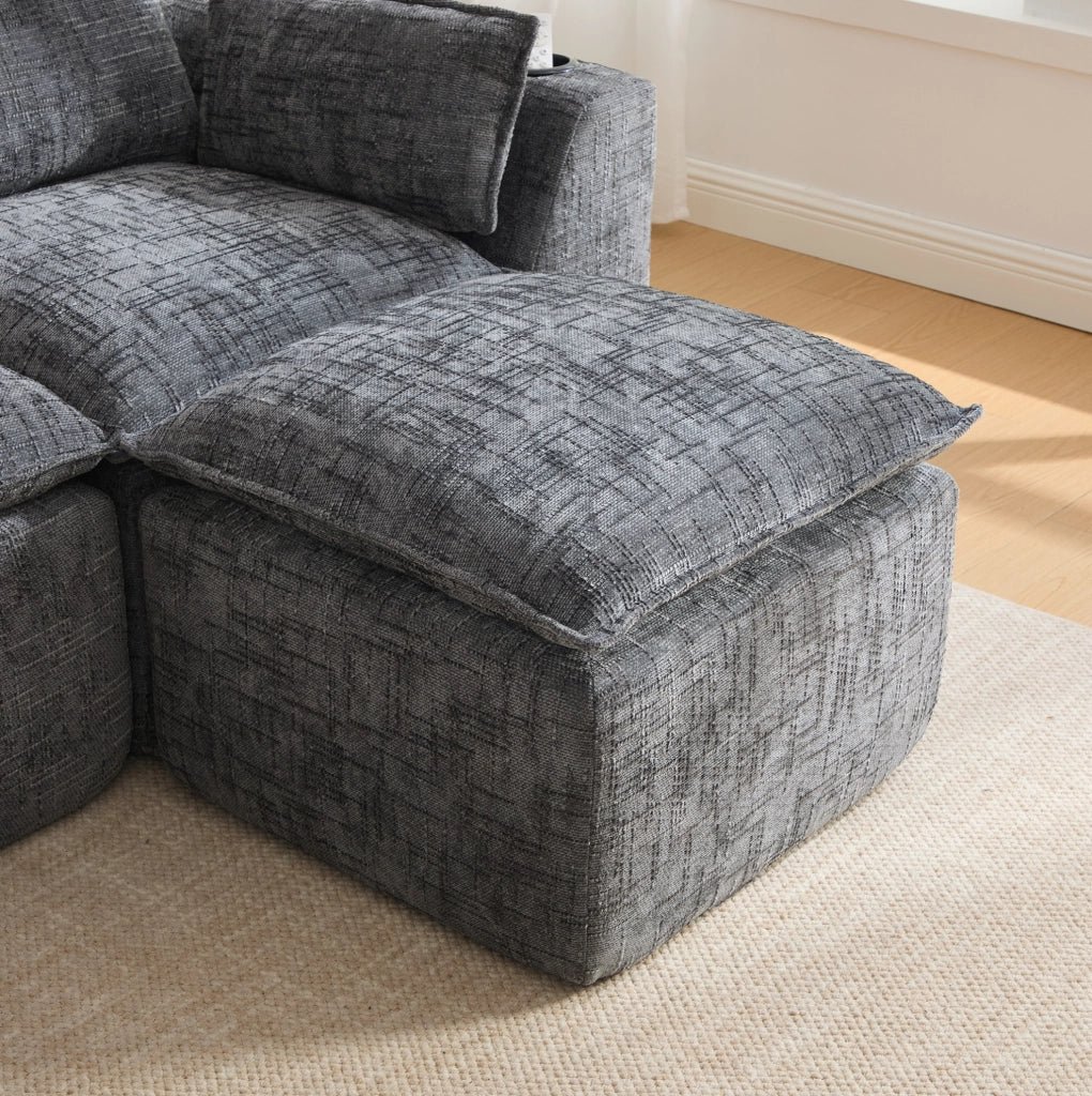 Divano modulare 3 posti in tessuto chenille grigio con pouf, cuscini, portabicchieri e tasche laterali