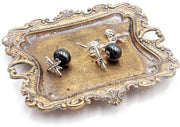 Piccolo vassoio per gioielli in stile vintage, con supporto per anelli in oro.