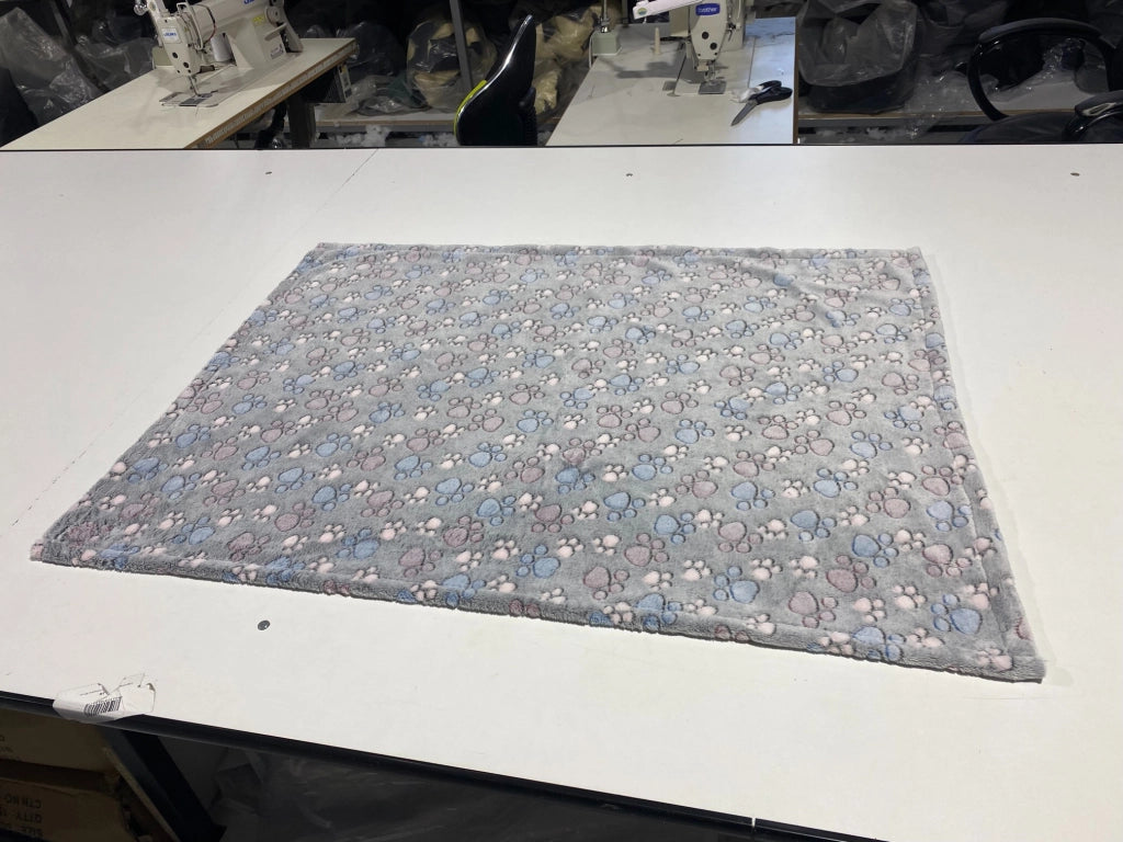 AIO FACTORY Coperta in pile 100x70 cm grigia con cuccia per cani con zampe colorate