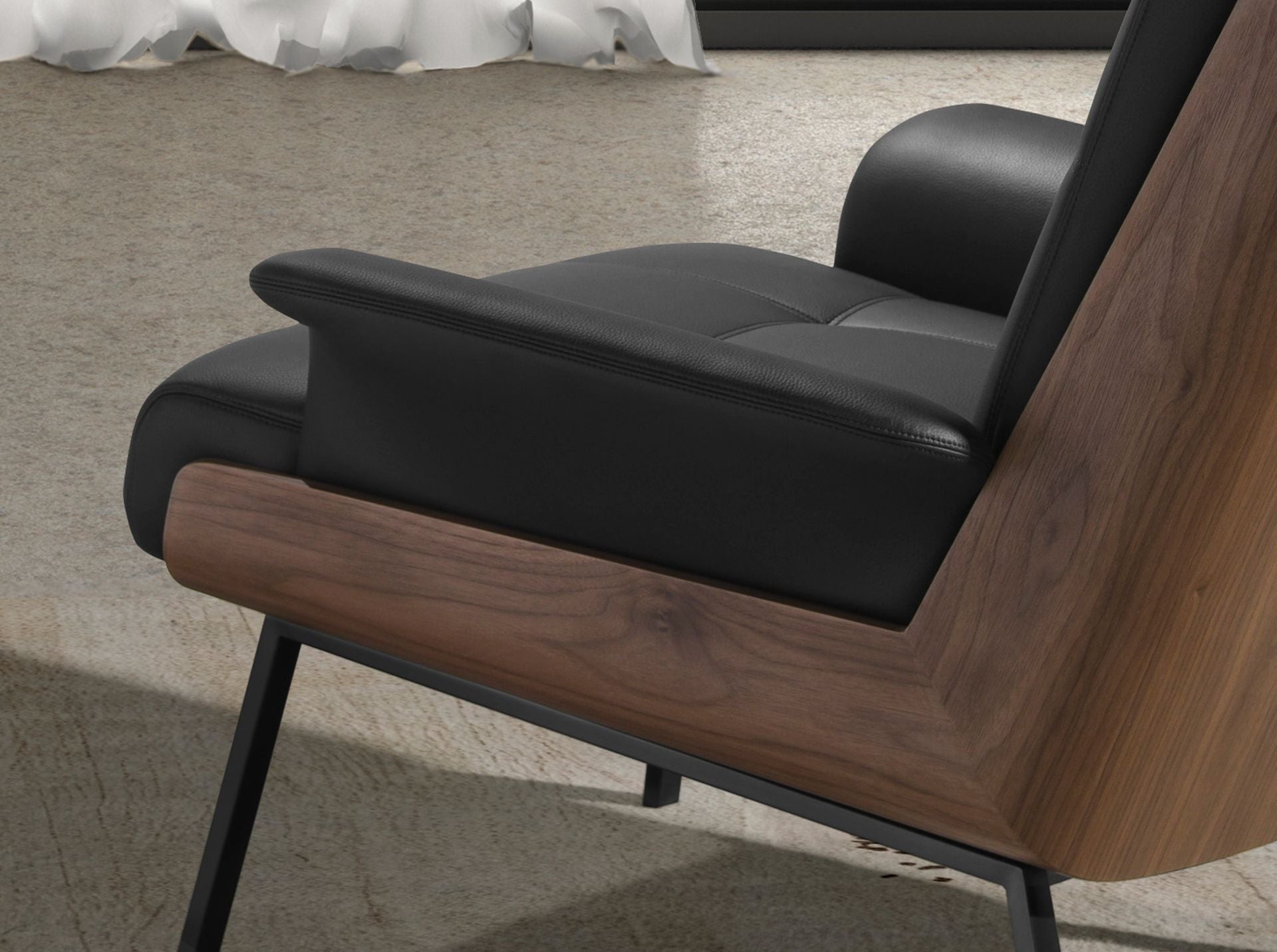 Poltrona in similpelle nera e noce