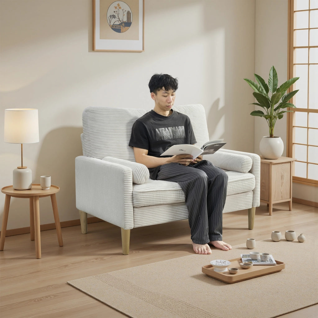 Divano a 2 posti compatto in tessuto a coste con cuscini imbottiti e gambe in legno, stile scandinavo beige