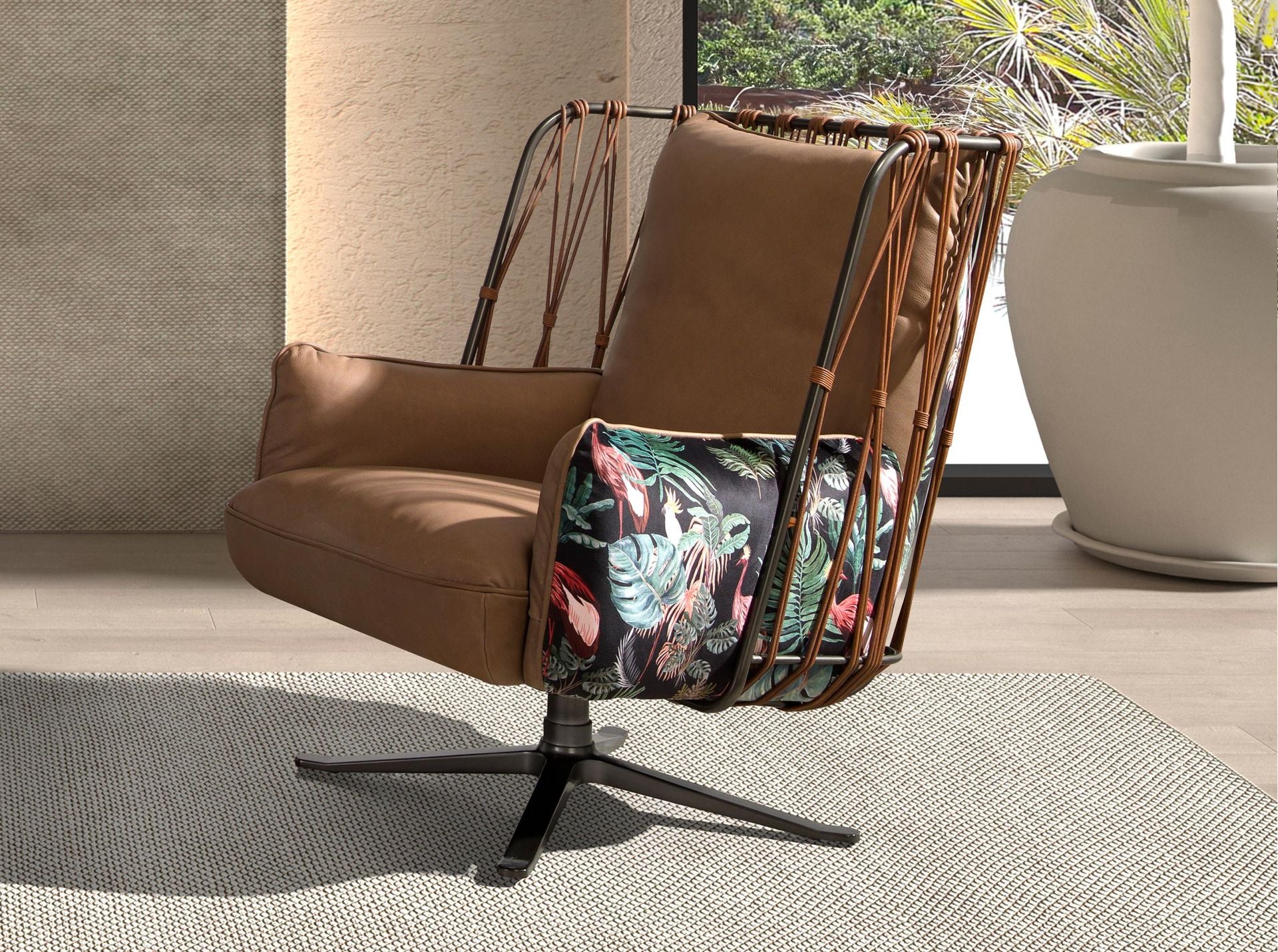 Poltrona girevole in pelle e tessuto marrone con stampa marrone