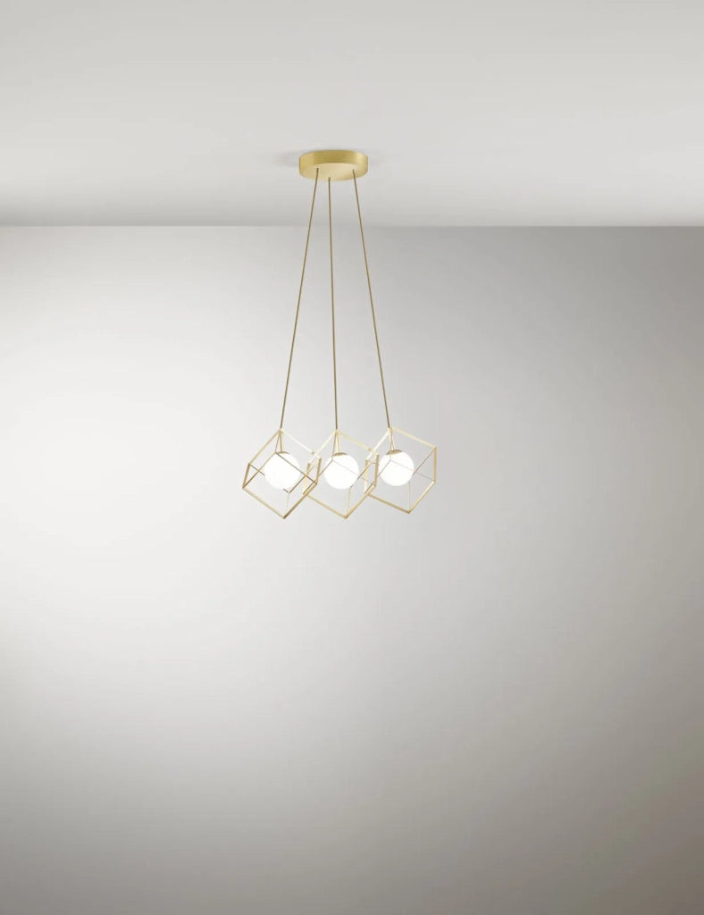 Sospensione in metallo colore oro Cube  3 luci attacco G9 d.45cm