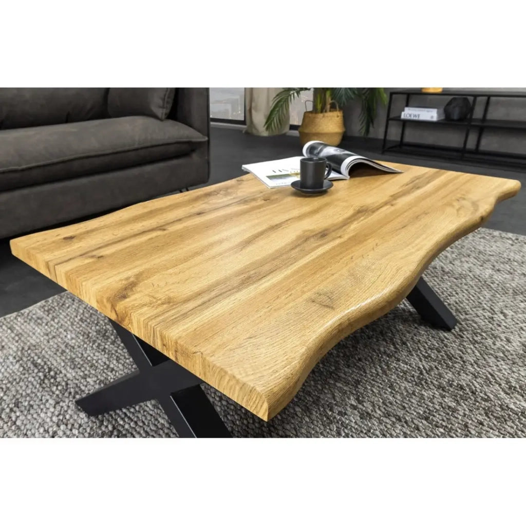 Tavolino basso RIVET effetto legno naturale e gambe in metallo nero a X - tavolo dal design industriale robusto