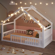 Letto per bambini a casetta 90x190 cm con sponde e scaffali, bianco