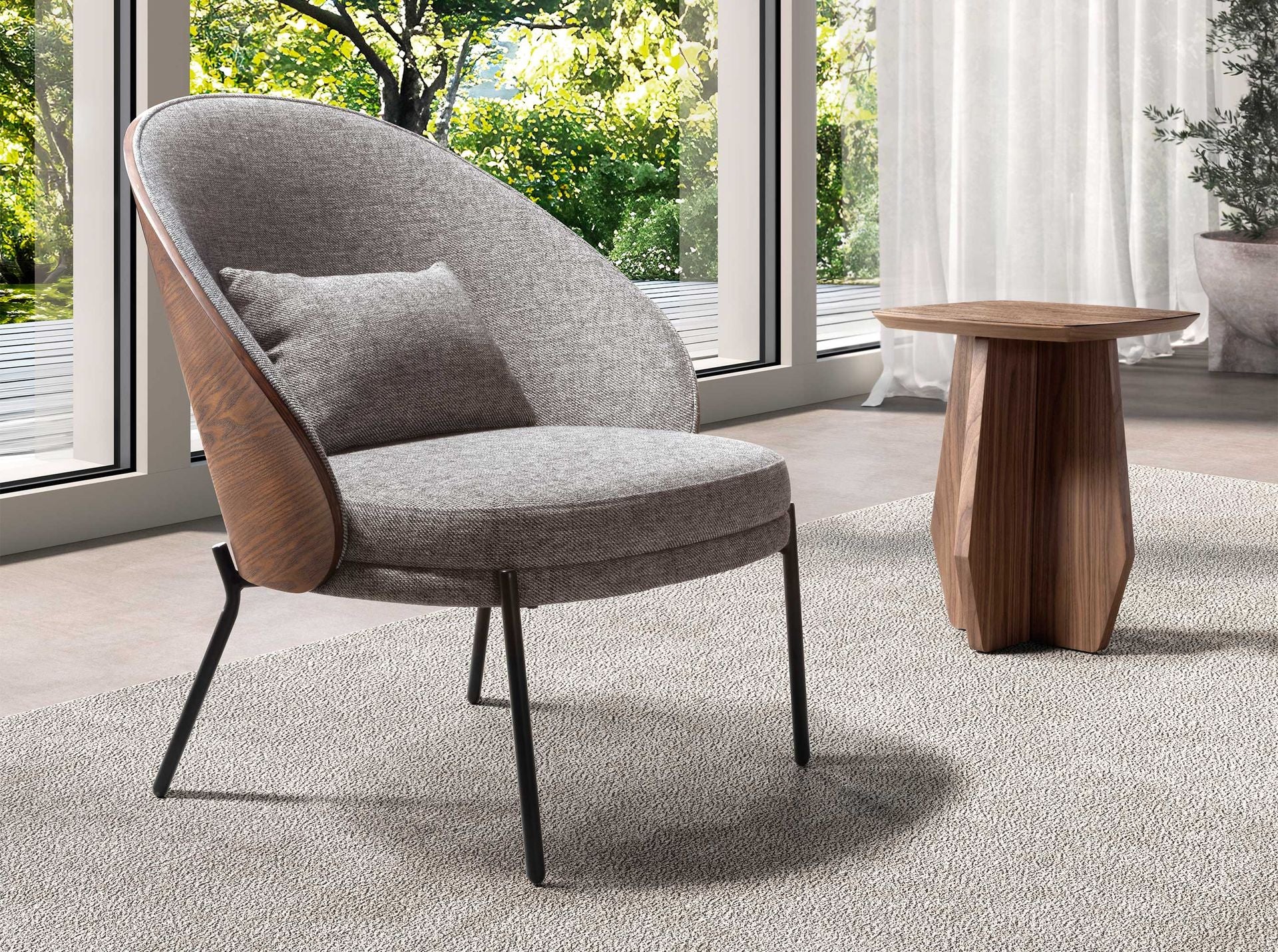 Poltrona in tessuto grigio e noce