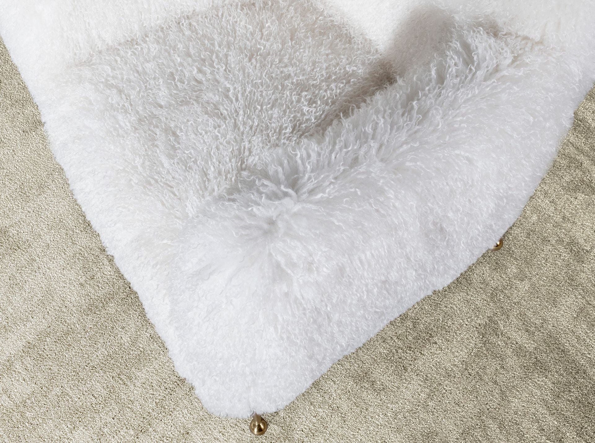 Poltrona bianca in tessuto a pelo lungo