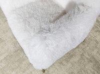 Poltrona bianca in tessuto a pelo lungo