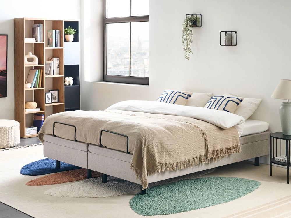 Letto elettrico singolo in poliestere beige chiaro regolabile con telecomando senza testata 160 x 200 cm stile moderno