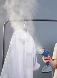 Innoliving Stiratrice Verticale INN-677, Ferro a vapore da viaggio, 1500 W, Piastra in Acciaio Inox 7 Fori, Vapore Continuo 25g/min, Serbatoio Removibile 350 ml, Blu