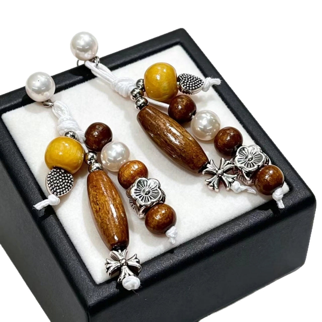 Orecchini vintage con perline di legno ispirati allo stile Zen.