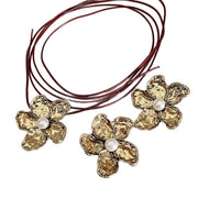 Ciondolo a forma di fiore in oro con perle, catenina multiuso per la clavicola, collana con cordino rosso.