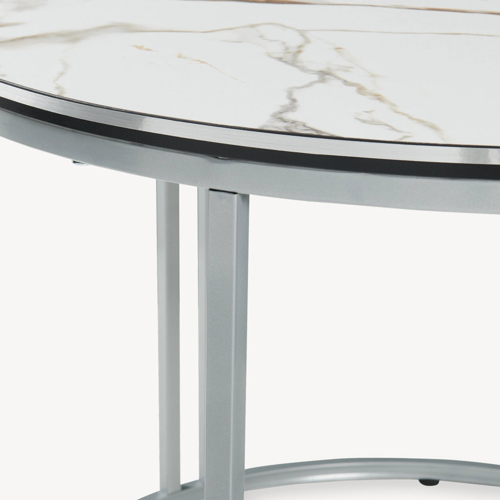 Tavolino Basso da Caffè 'Aulum' Piano Rotondo - Effetto Marmo Bianco / Argentato [en.casa]