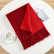 Elegante e semplice sciarpa calda in cashmere a tinta unita, ideale per gli spostamenti quotidiani.