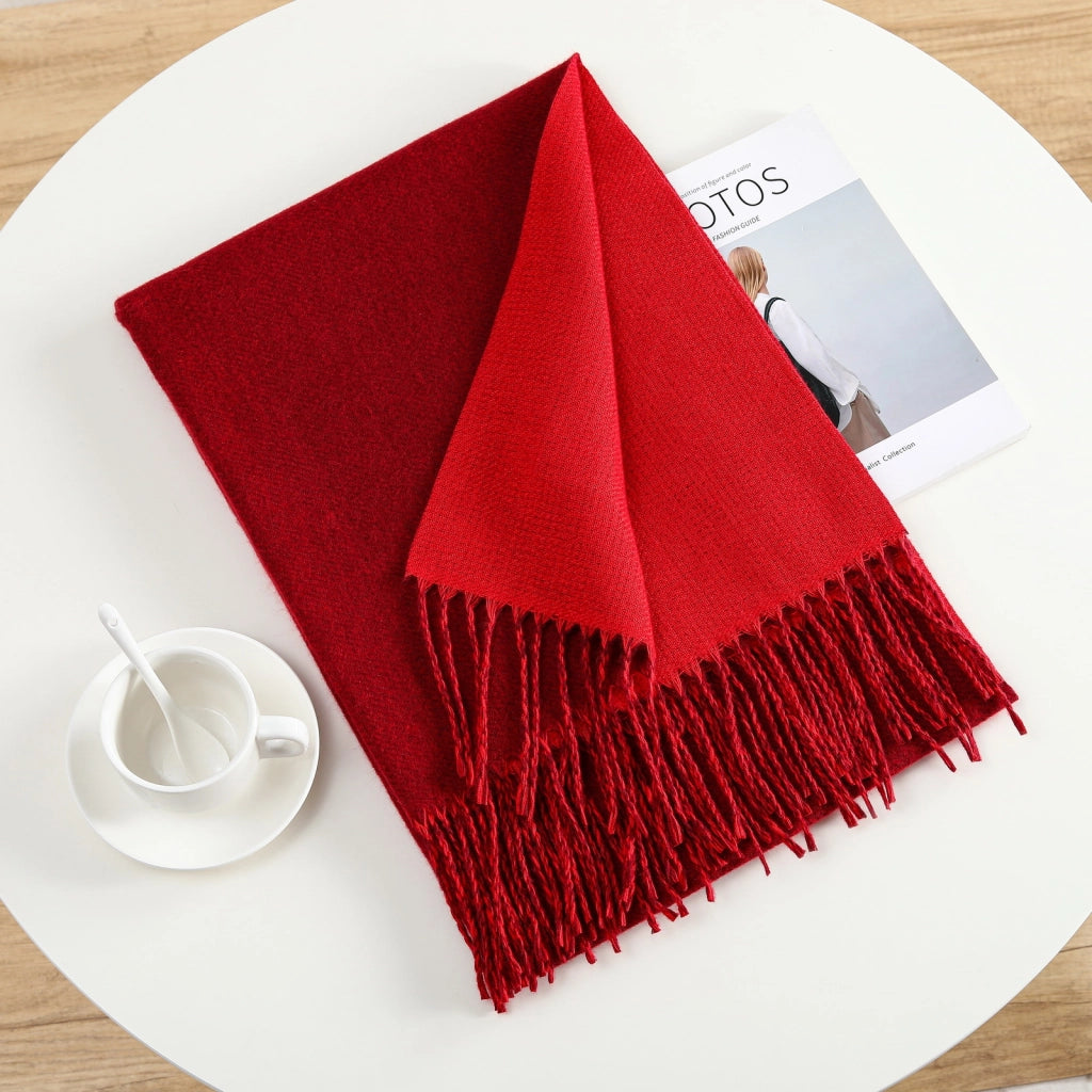 Elegante e semplice sciarpa calda in cashmere a tinta unita, ideale per gli spostamenti quotidiani.