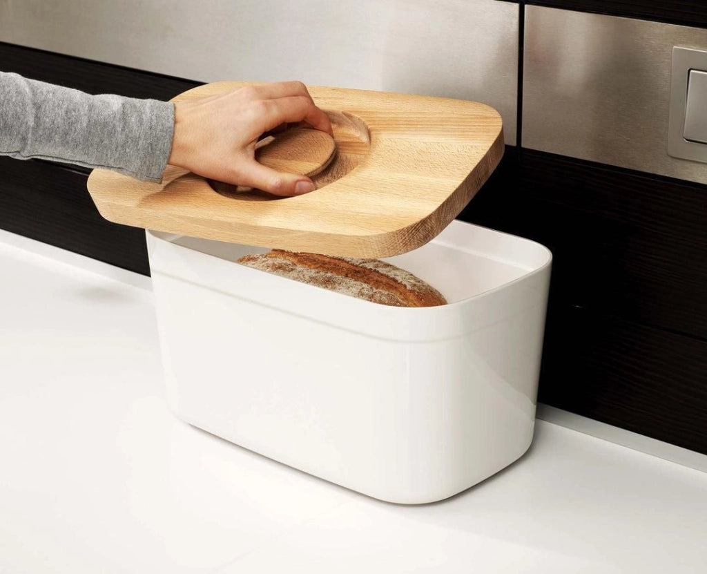 Joseph Joseph 81097 Bread Bin Porta Pane con Coperchio Tagliere in Bamboo e Plastica colore Bianco