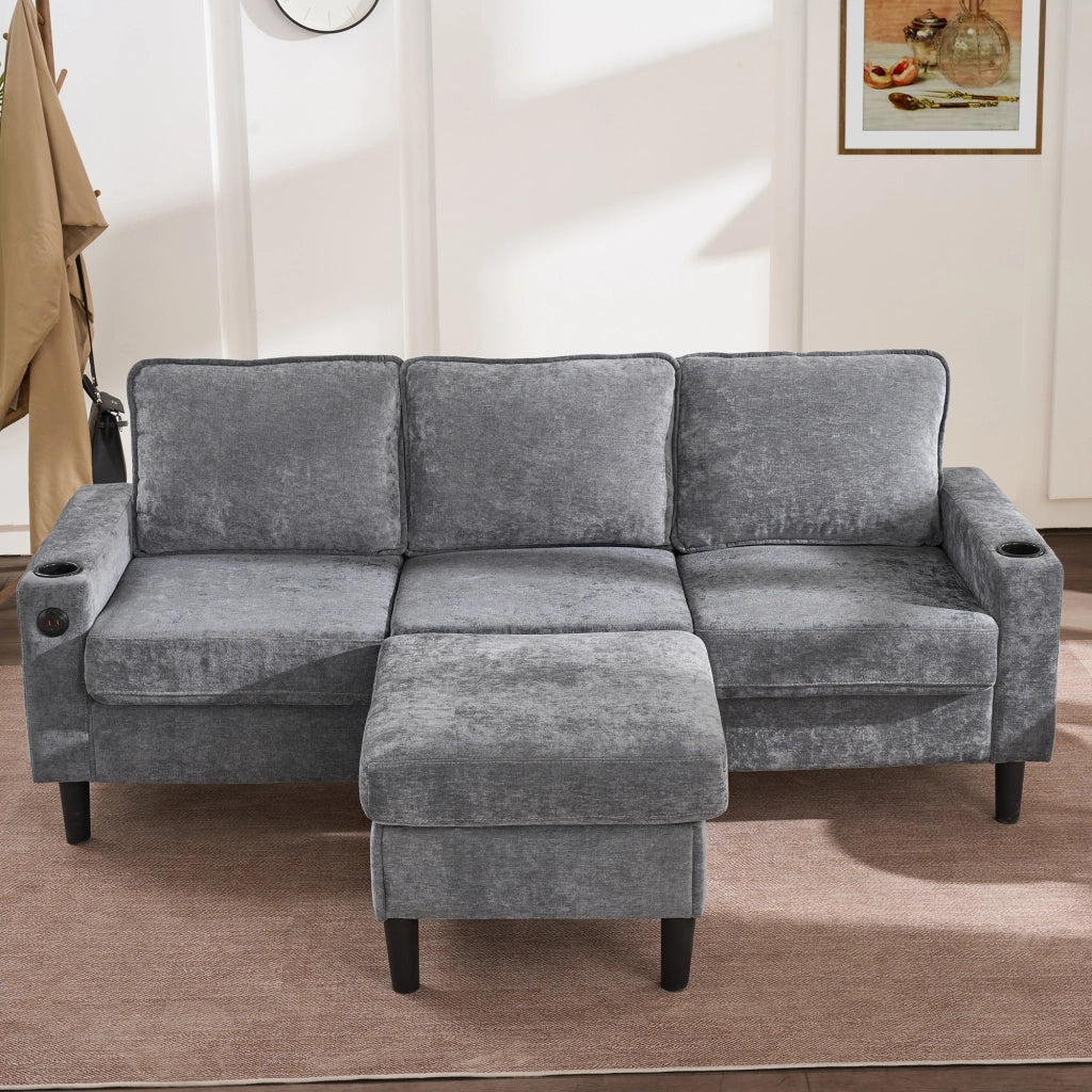 Divano angolare in lino grigio con pouf abbinabile; 2 portabicchieri e prese USB e Type-C integrate