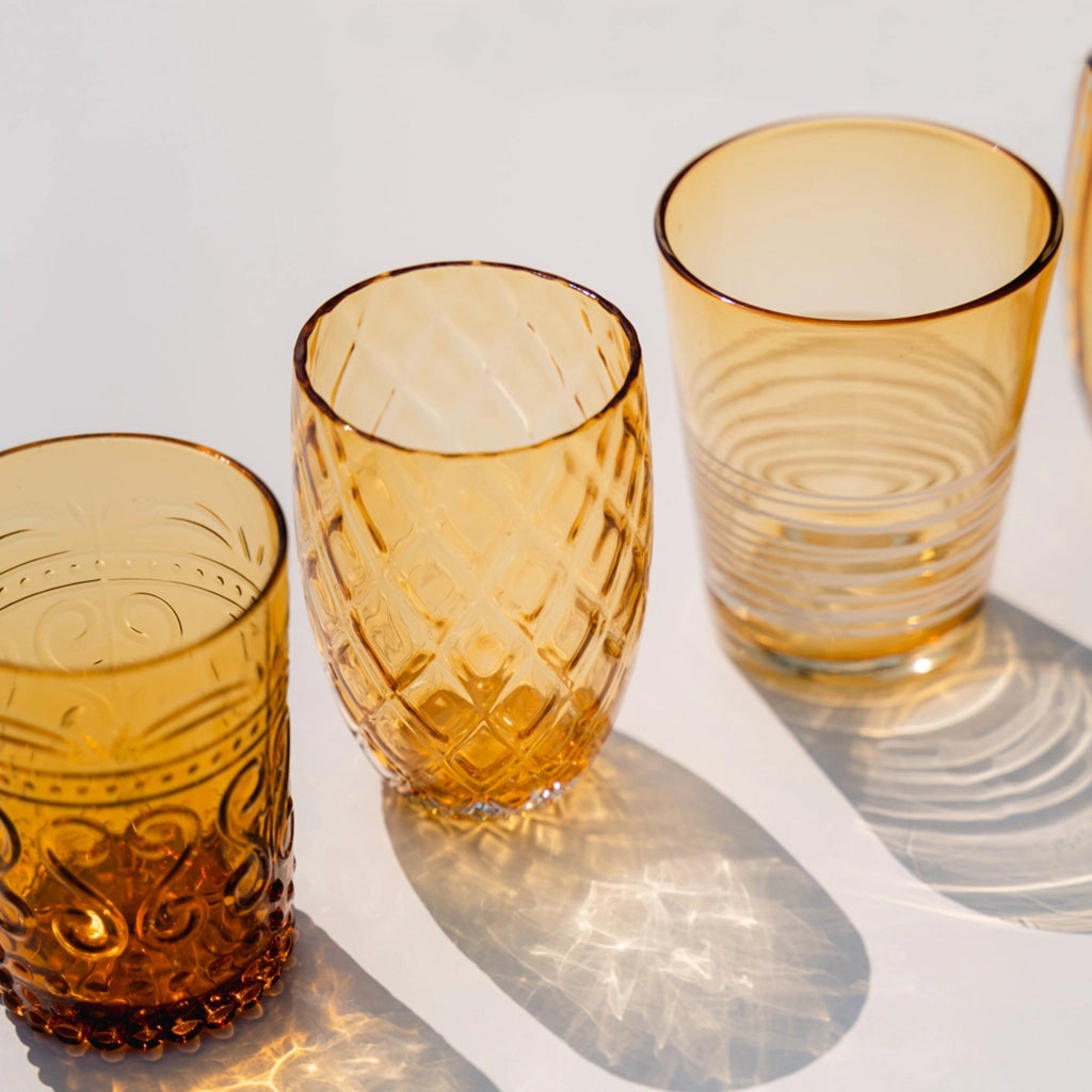 Set 6 Bicchieri Tumbler Filante in Vetro Ambra con Lavorazione a Filo Bianco: Design Elegante e Artigianale per la Tavola Quotidiana e le Occasioni