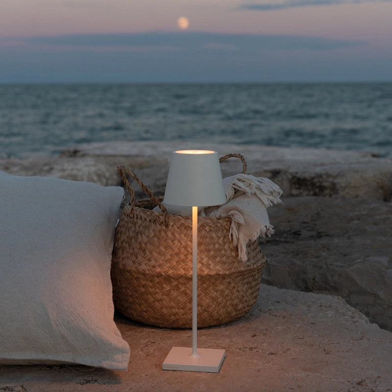 Lampada a led da tavolo Poldina Pro Bianca ricaricabile e dimmerabile con batteria fino a 12 ore. Da uso esterno IP65
