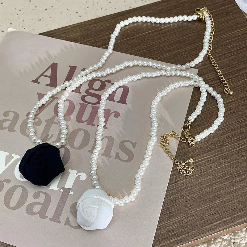 Collana fatta a mano con rose bianche e nere e perle, regalo di Natale per donna, regalo di compleanno