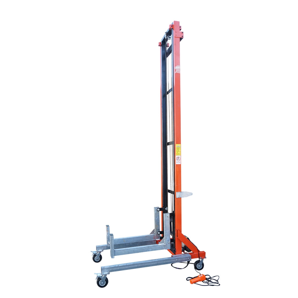 Elevatore elettrico per materiali edili, altezza massima 6 m, portata 265 kg con telecomando.
