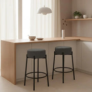 Set di 2 sgabelli da bar e cucina in tessuto grigio scuro Toffee con struttura in metallo e poggiapiedi | Duzzle