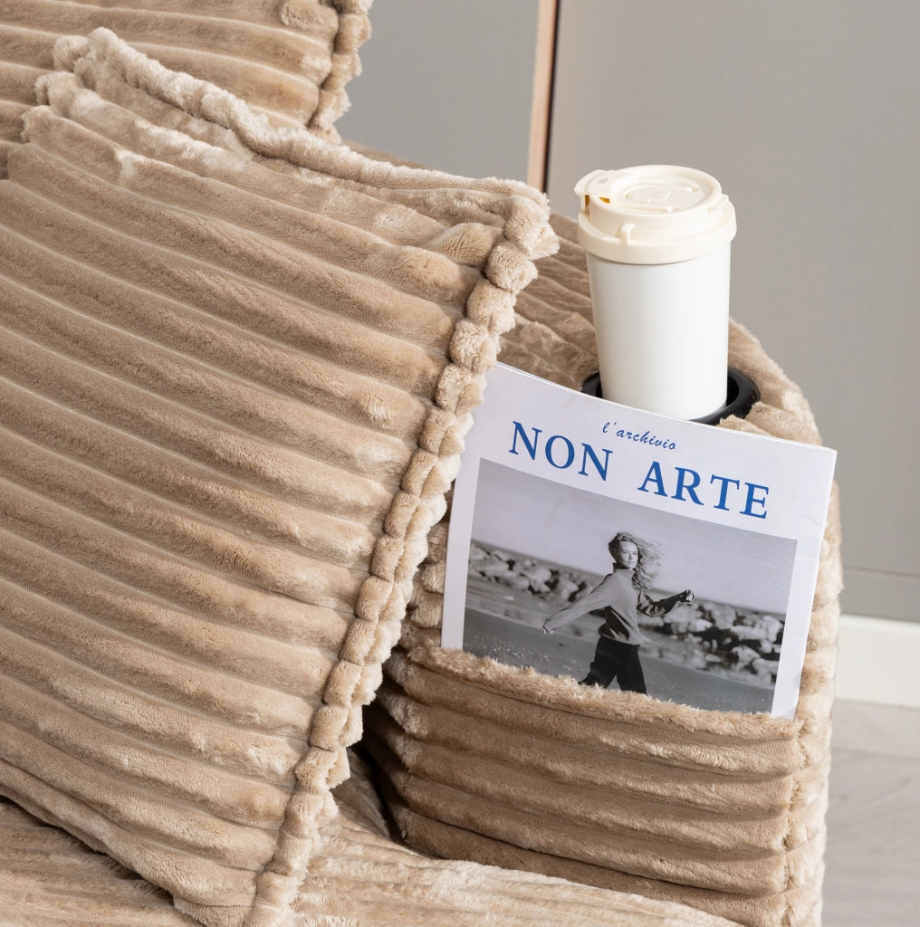 Divano curvo con portabicchieri e tasche laterali; 250x152x82 cm; in velluto color khaki