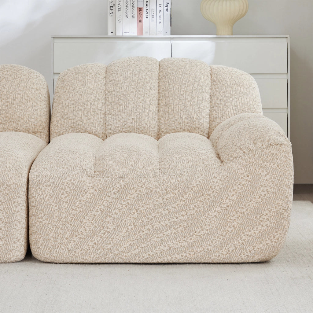 Divano modulare a L 3 posti con ottomana in fleece granulato beige bianco