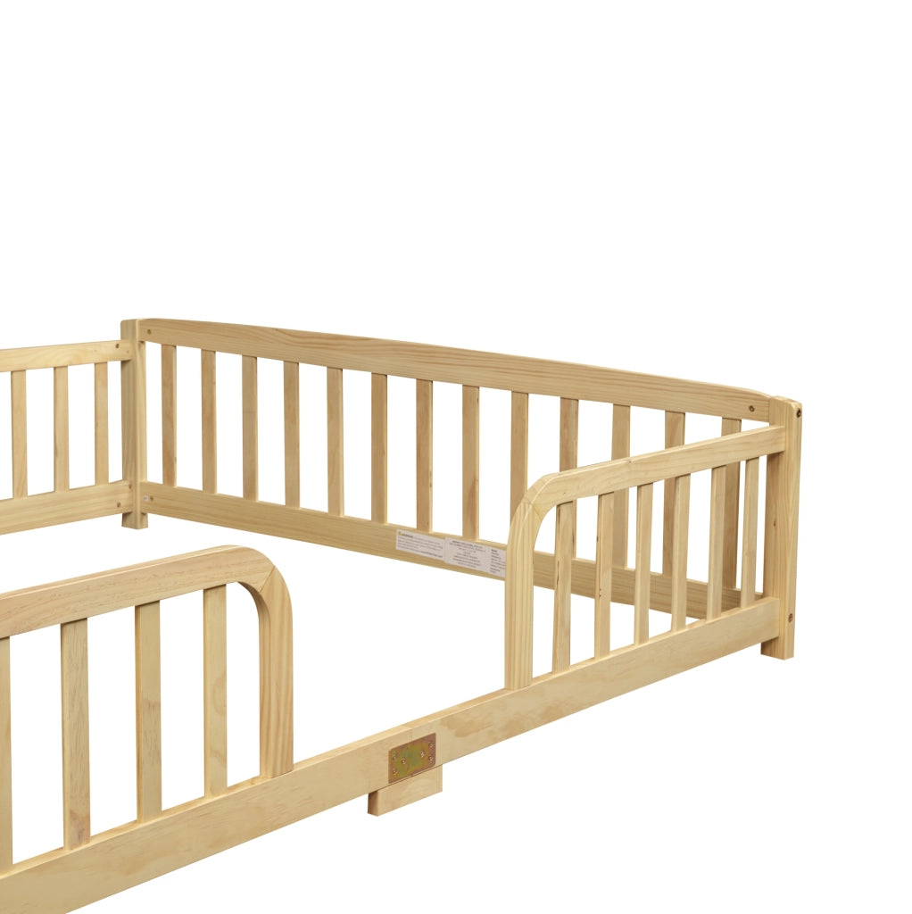 Letto a pavimento per bambini 140x200 cm con sponde di sicurezza in legno naturale