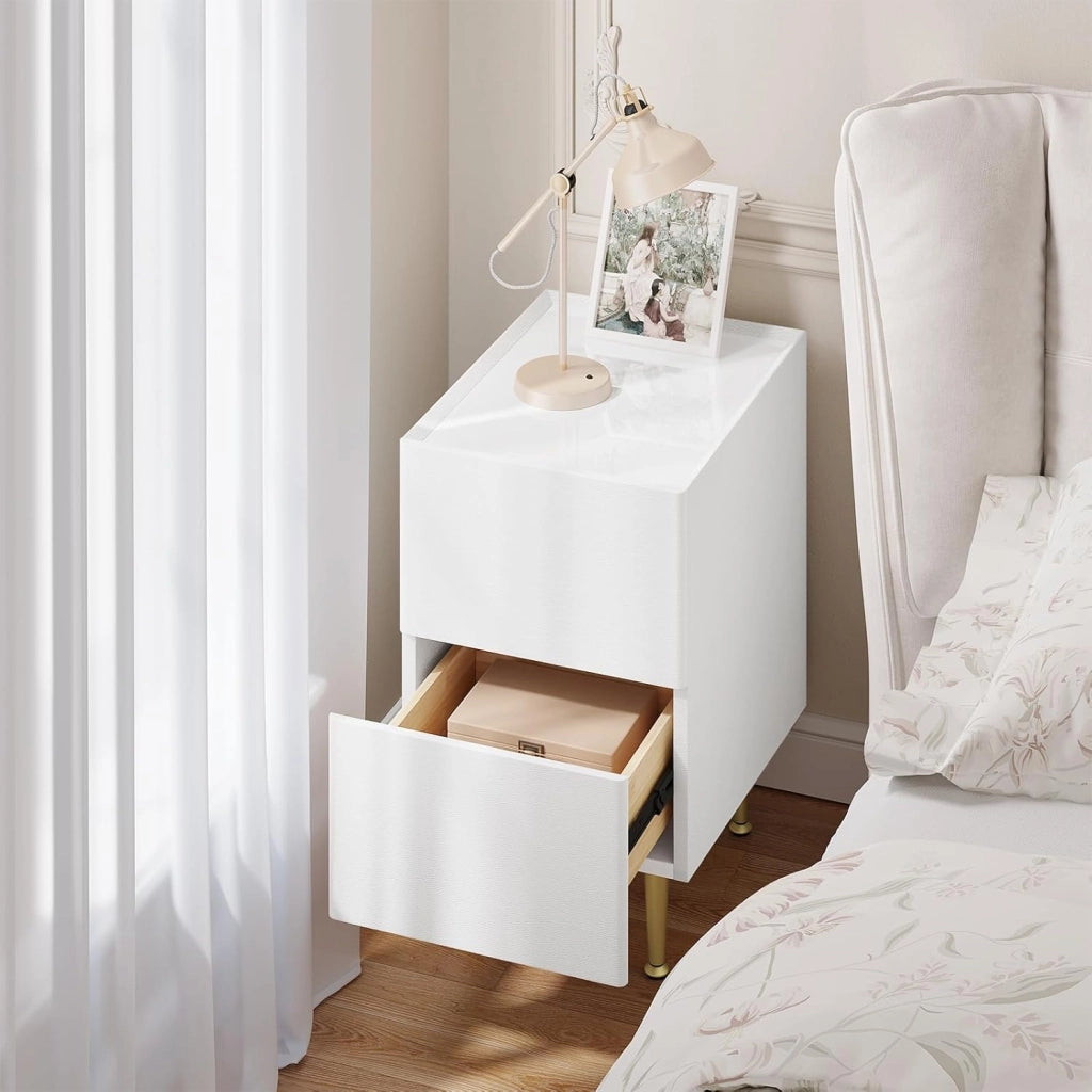 Comodino Camera da Letto, Tavolino da Notte con 2 Cassetti, Piano Lucido, Rivestimento in PVC, 40x30x51cm, Tavolino da Divano, MDF+PVC+Metallo, Bianco+Dorato, NTS10ws02