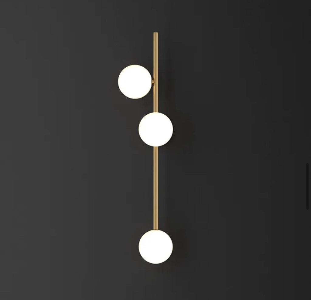 Applique lampada da parete in alluminio color bronzo oro con 3 sfere in vetro bianco opaco palle con attacco per lampadine G9