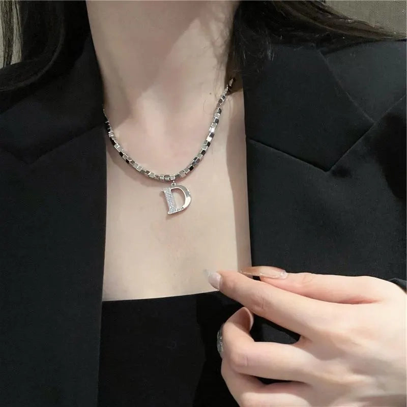 Collana con lettera in zirconi microintarsiati, realizzata a mano: regalo di Natale o di compleanno.