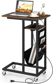 Tavolino Laterale a C con Ruote e Stazione di Ricarica, Tavolino Compatto con 2 Prese AC e 2 Porte USB, Piano Retrattile, Tasca Laterale, Ruote Universali Bloccabili (Marrone)