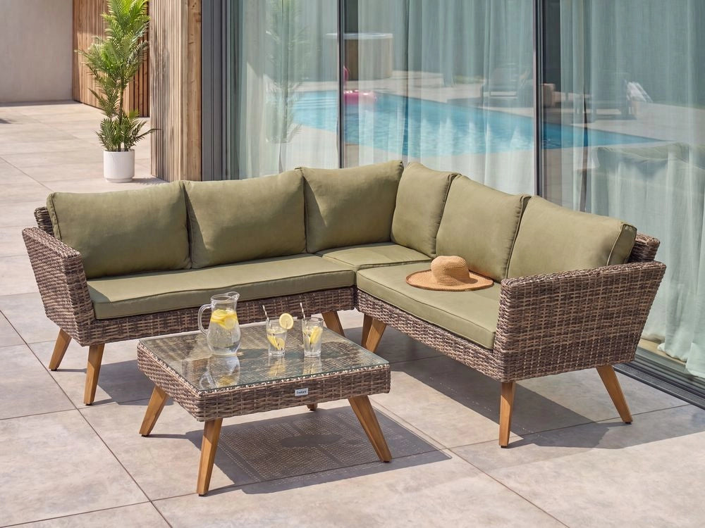 Set da giardino in rattan PE chiaro divano angolare 6 posti cuscini verde oliva tavolino da caffè stile country