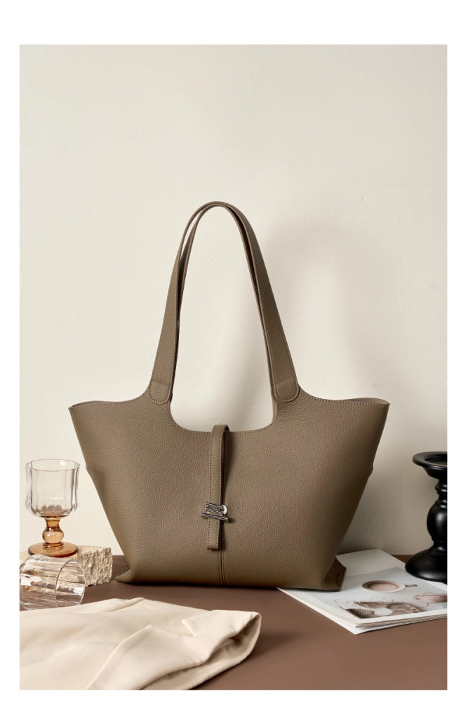 Borsa a tracolla da donna in vera pelle, colore grigio.